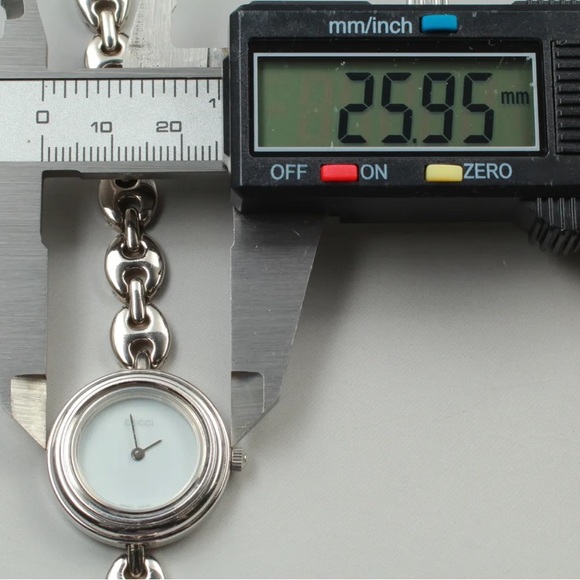 GUCCI Italian Vintage Luxury Watch in Excellent Condition - Picture 7 of 7